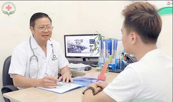 bác sĩ Nguyên đang tư vấn cho người bệnh 